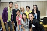 公共衞生理學士、公共衞生學副修課程和公共衞生碩士課程學生及畢業生代表與霍泰輝院長及葛菲雪教授合照